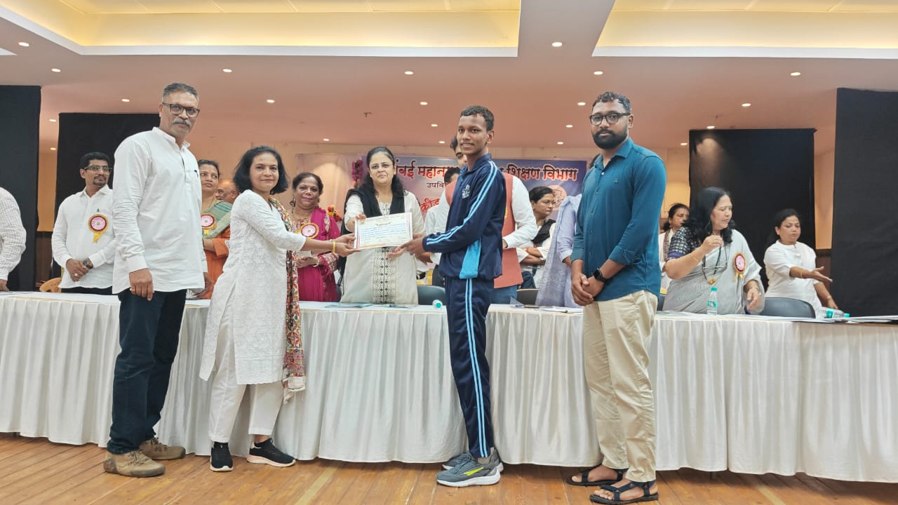 Mr. Shubham Verma felicitated by Dr. Prachi Jambhekar, Deputy Municipal Commissioner (Education), BMC