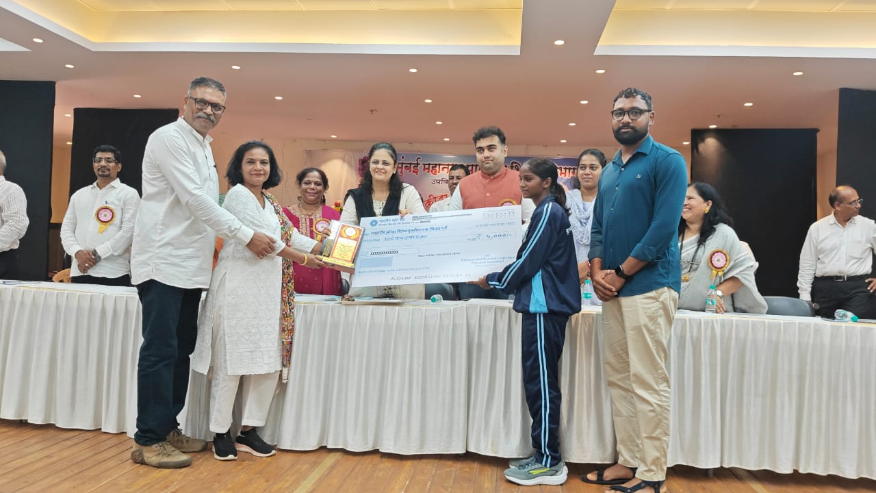 Hi 5 player receiving a scholarship cheque at the BMC Mayor's recognition ceremony